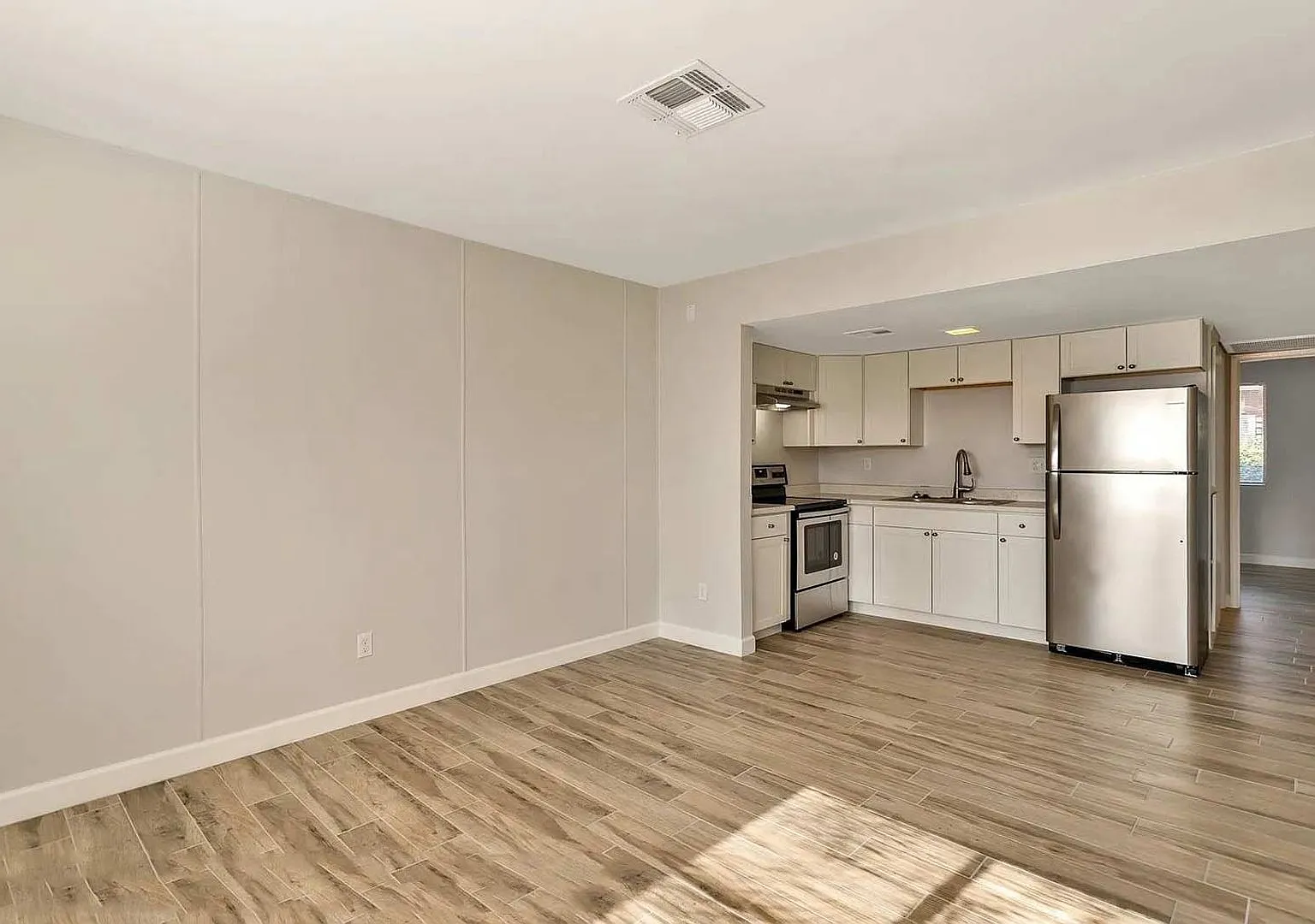 936 East Roma Avenue — Photo 2