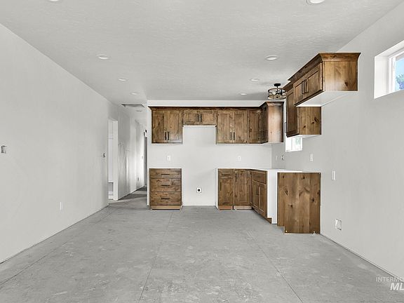 3rd image of 1115 S Commercial Ave