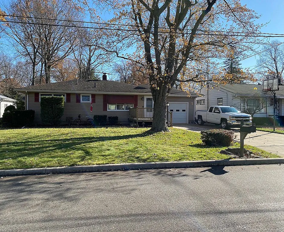 435 Rosewae Ave photo 1