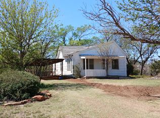 813 N 3rd St, Sayre, OK 73662