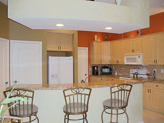 Upgraded Kitchen/Bar