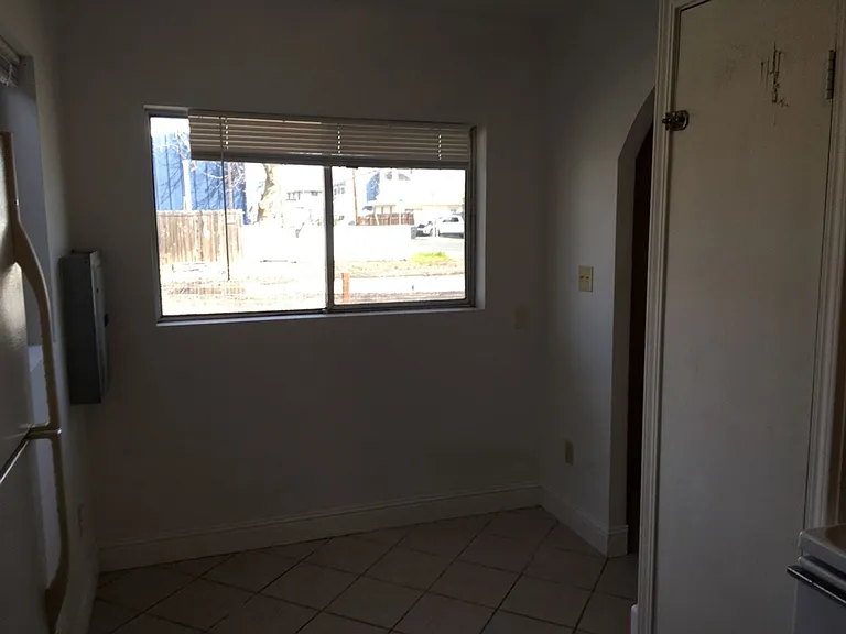 2435 Lakeshore Blvd — Photo 6