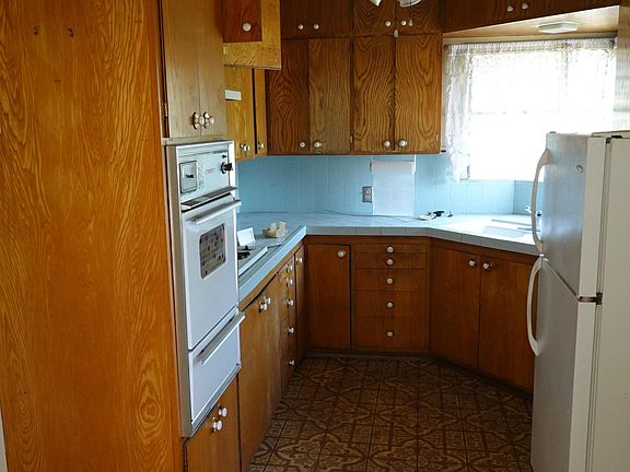 3rd image of 324 W Le Roy Ave