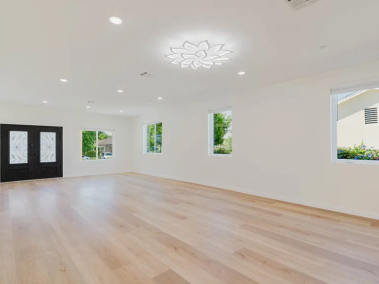 1079 E Elmwood Ave — Photo 7
