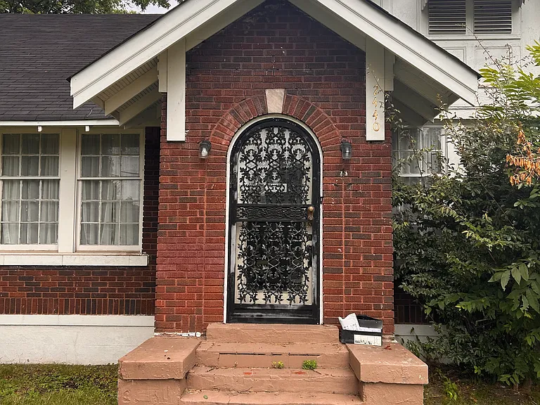 2404 Jackson Ave — Photo 4