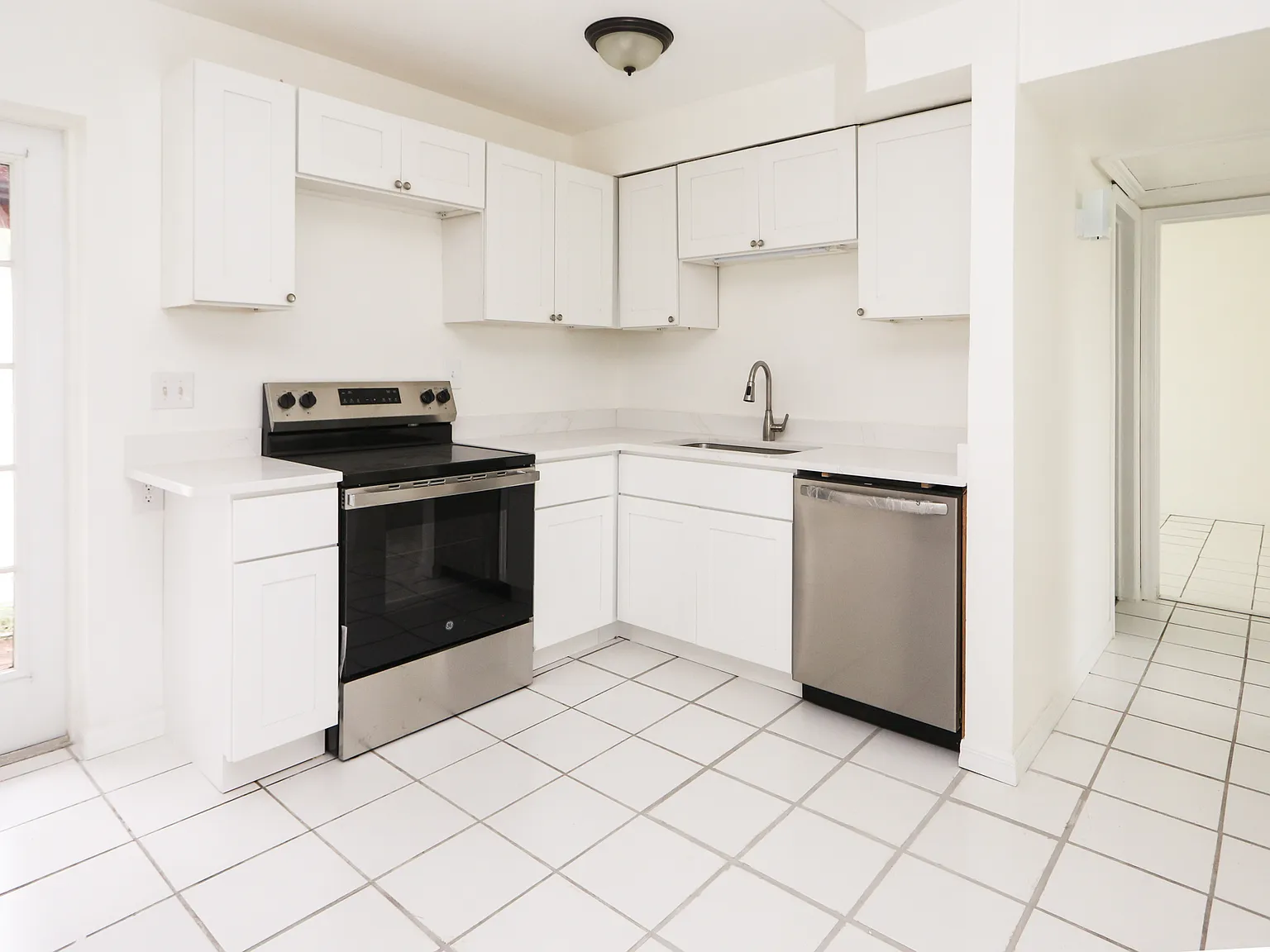 220 73rd Ave — Photo 3