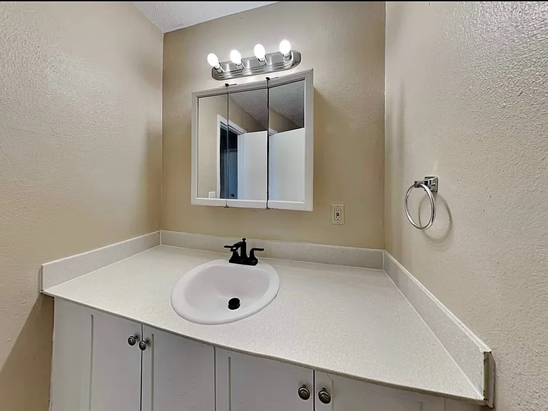 7505 N Saint Peter Ave — Photo 3
