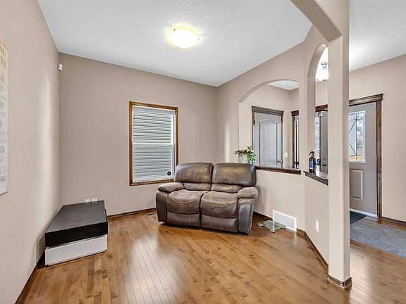 4th image of 92 W Everoak Close SW