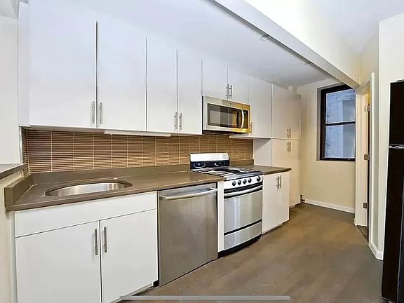 3rd image of 106 Greenwich St #13