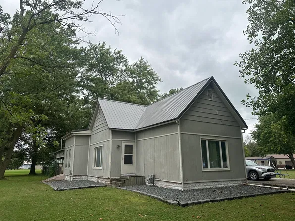 313 S 3rd St, La Belle, MO 63447