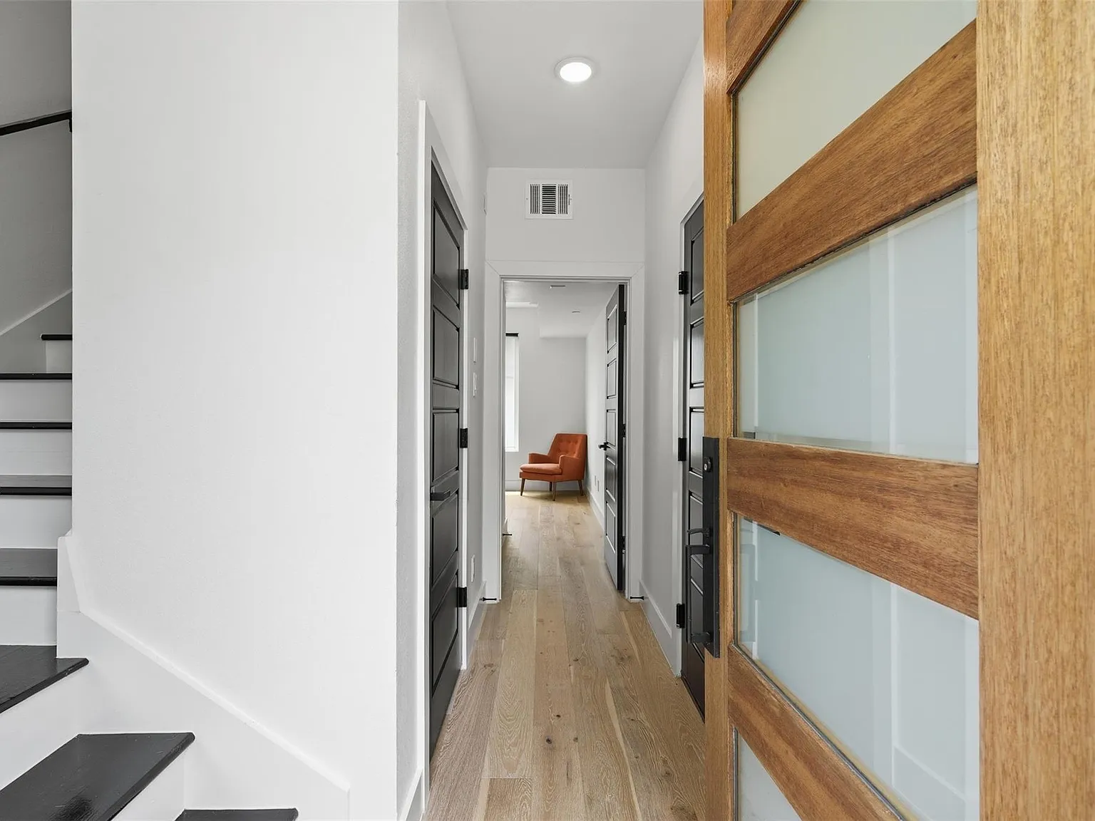 3 bed, 3.5 bath, 2584 sqft, $3,750 — Photo 3