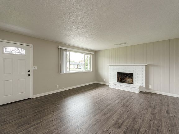 4th image of 104 NE 121st Ave