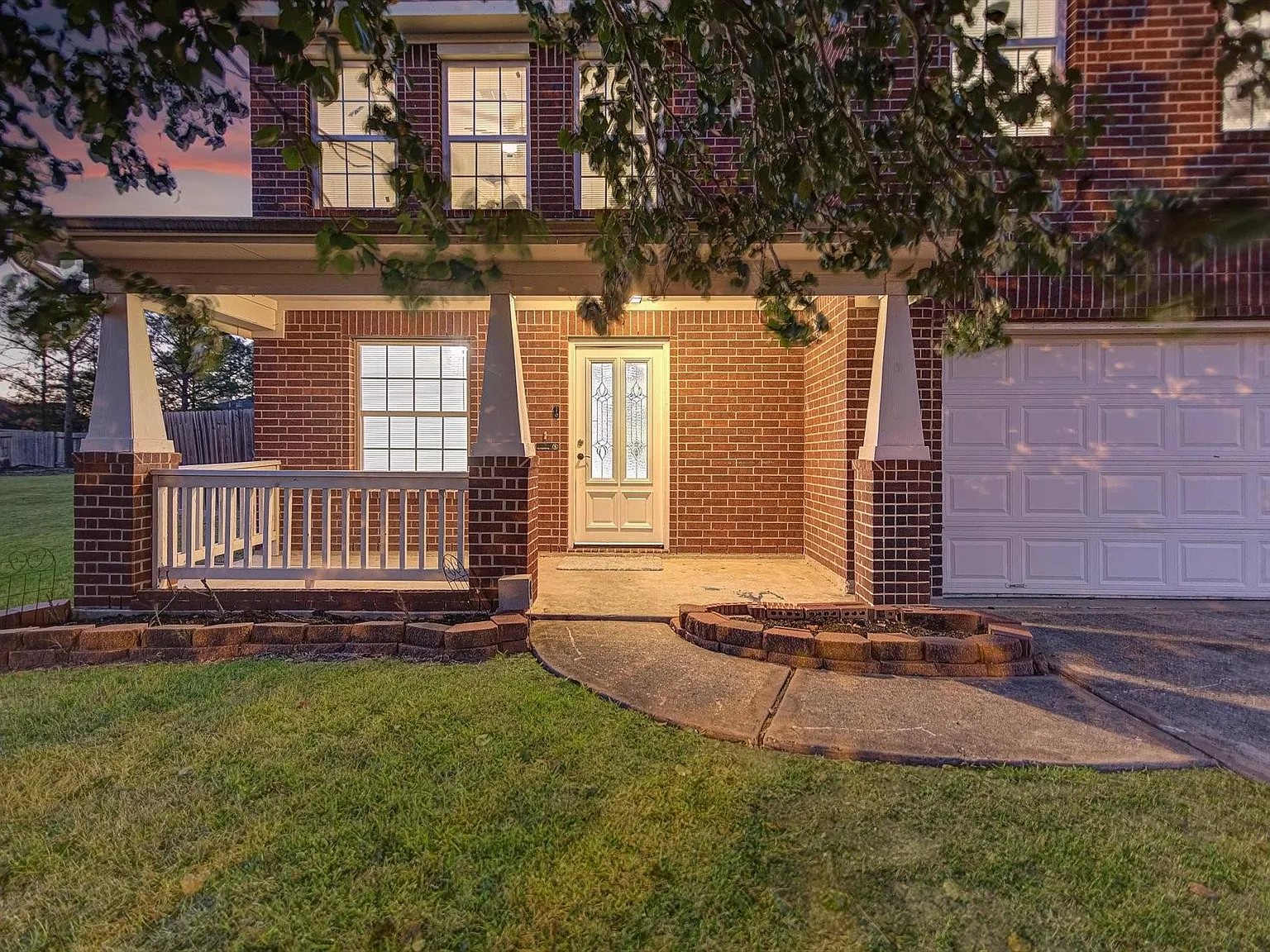 4 bed, 2.5 bath, 2400 sqft, $2,290 — Photo 3