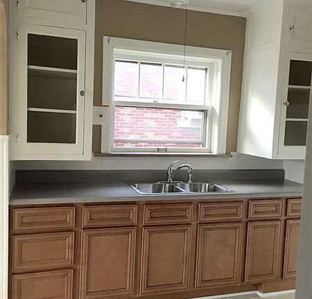 Kitchen includes stove and fridge