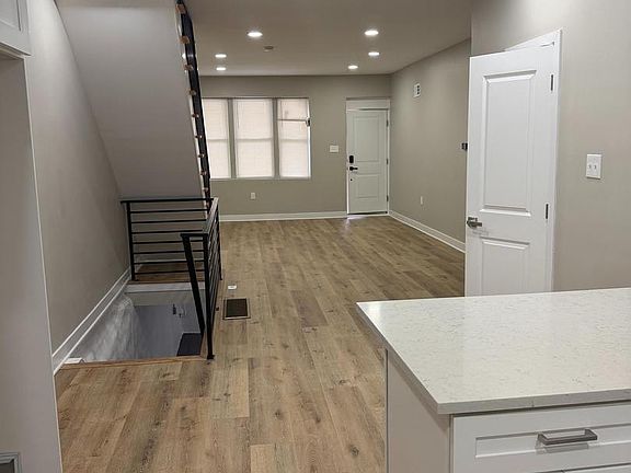 5th image of 2512 W Somerset St