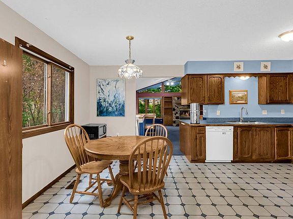 5th image of 275 Little John Dr