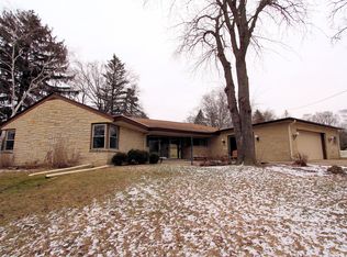 W130S6350 Kipling Dr, Muskego, WI 53150