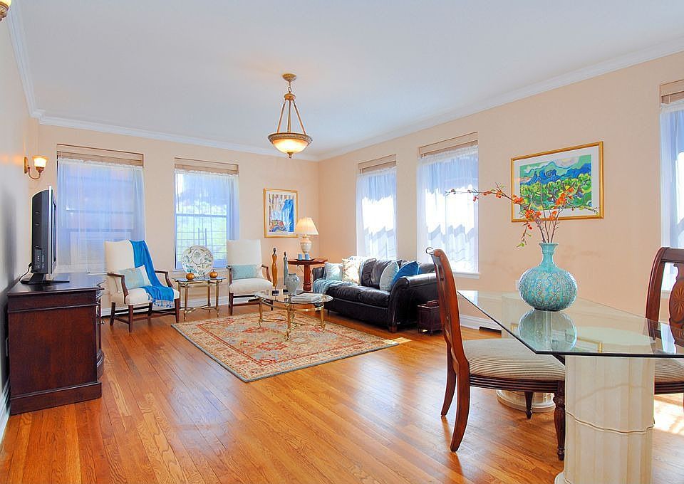 1st image of 104 W 70th St Ph 3