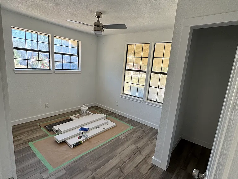 909 N Avenue B — Photo 4
