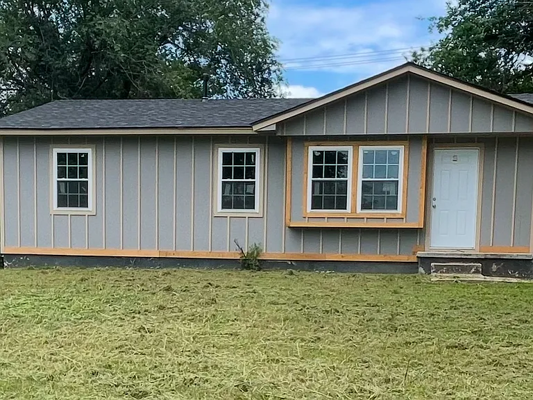 5618 N Garrison Pl — Photo 1