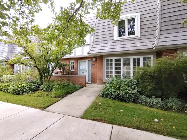 1490 Avignon Ct, Highland Park, IL 60035