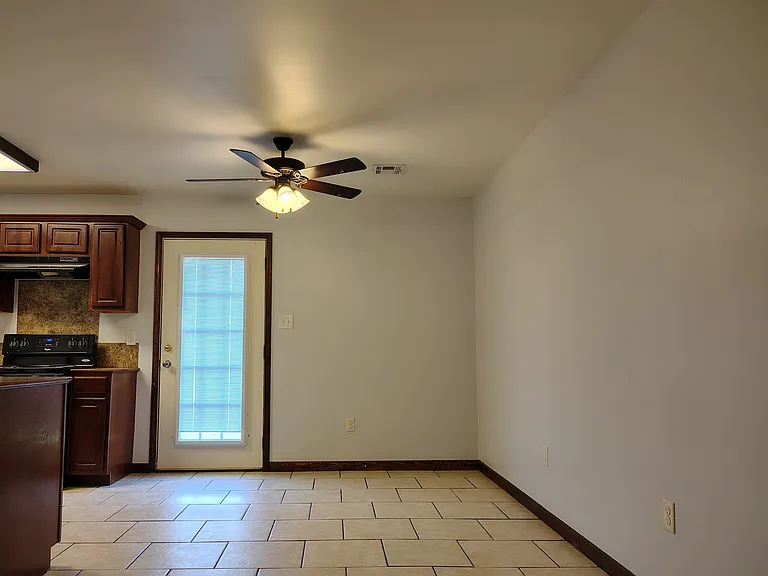 2518 Pineridge St — Photo 6