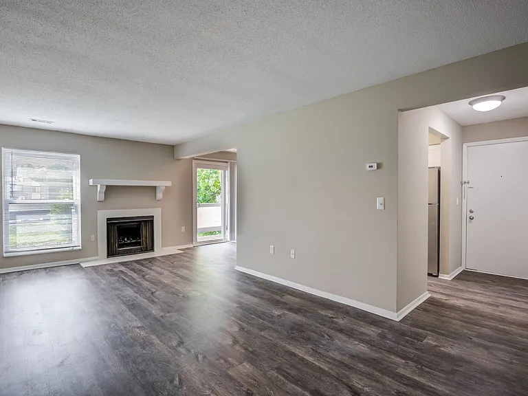 Lakeside Crossing at Eagle Creek Apartments and Townhomes — Photo 4