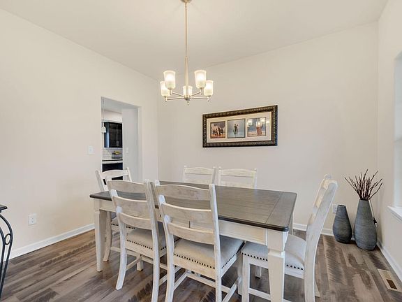 4th image of 555 Spur ROAD