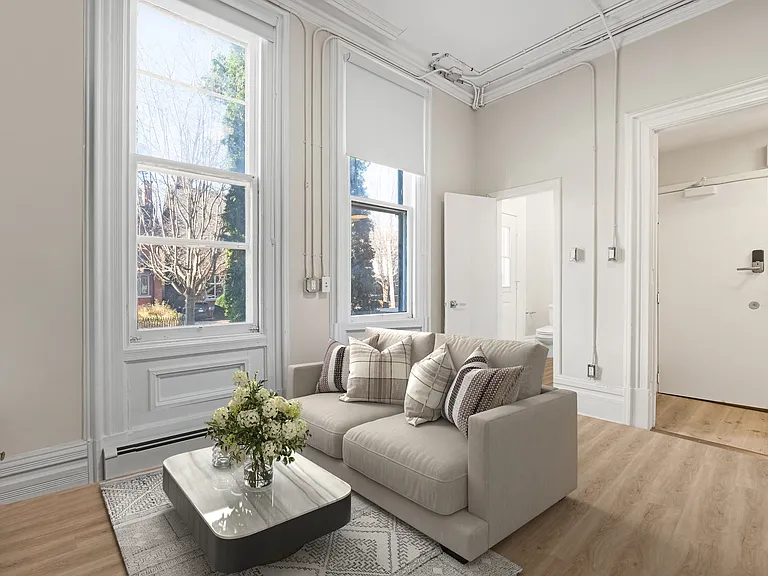 23 Russell Ave — Photo 2