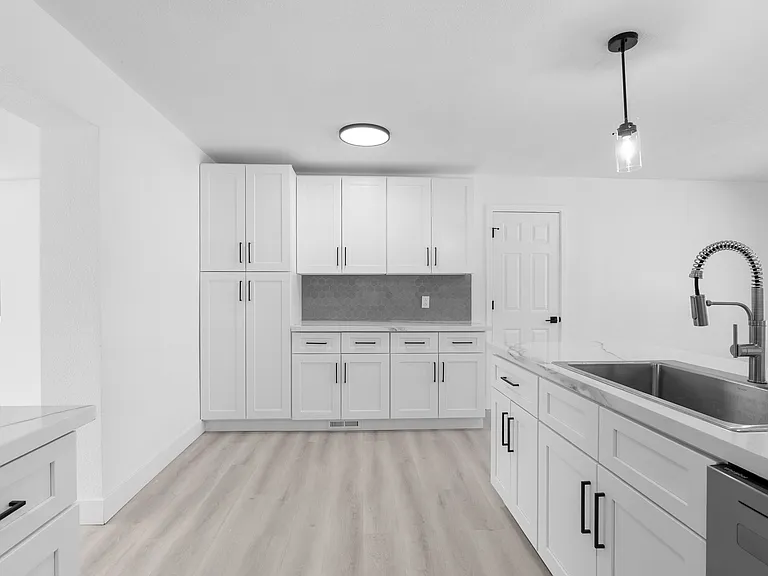 2640 Oneida St — Photo 7