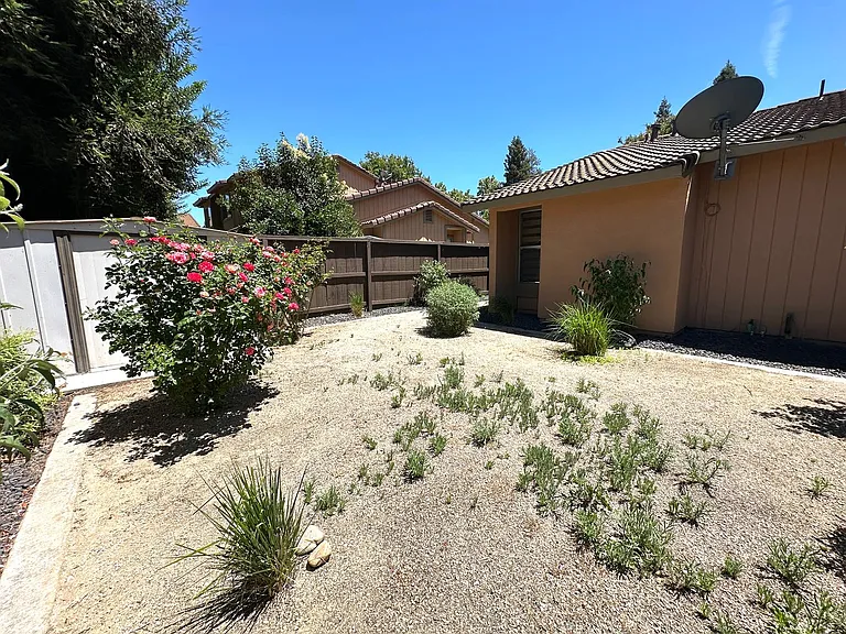 4004 Elmo Loop #D — Photo 22