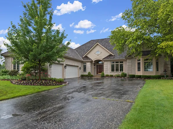6650 White Pine Way, Libertyville, IL 60048