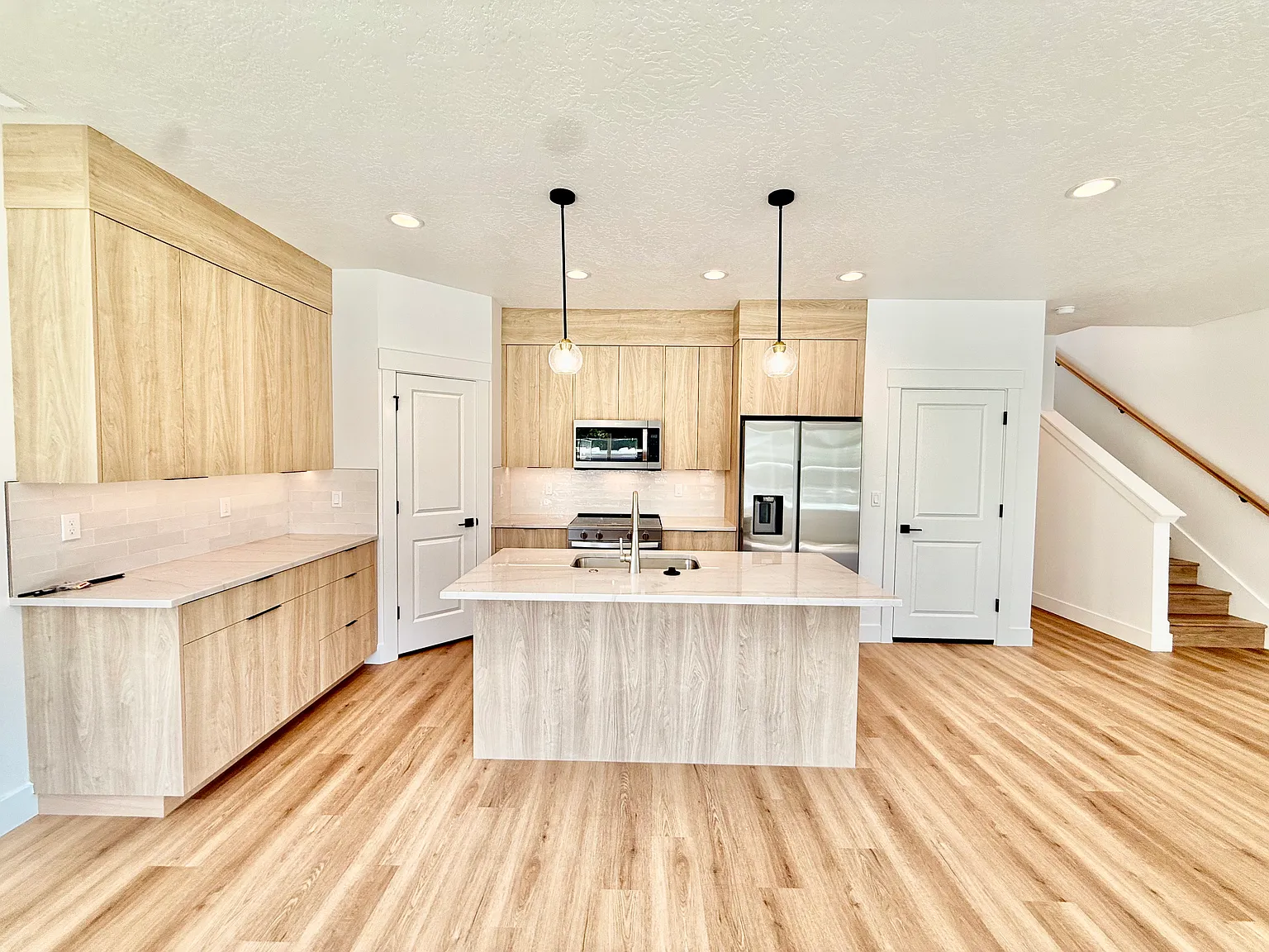 3 bed, 2.5 bath, 1654 sqft, $2,500 — Photo 4