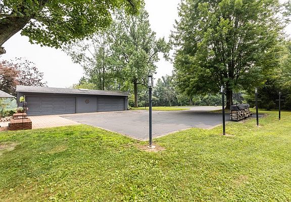5th image of 26 Lois Ln