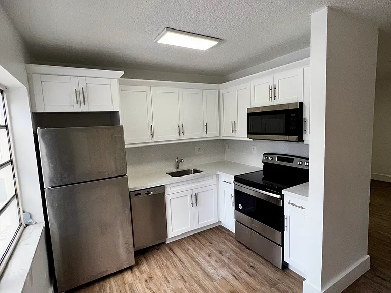 858 SW 2nd St #1 — Photo 5