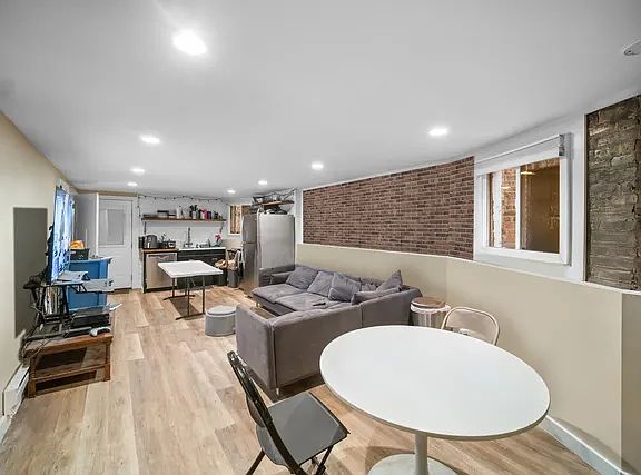 3rd image of 6447 N Glenwood Ave #G