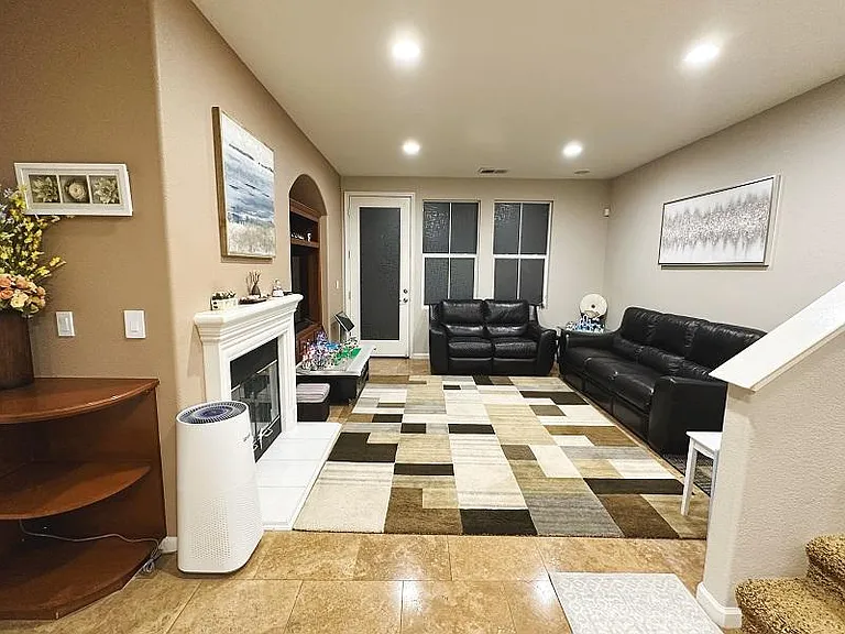 1388 Thornbury Ln — Photo 4