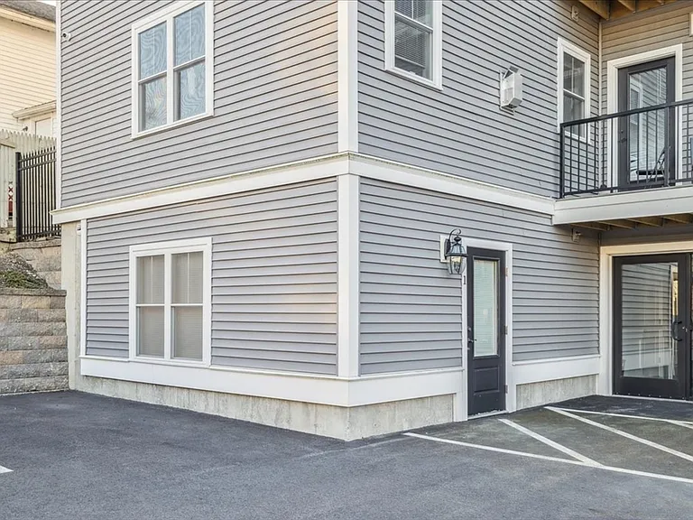 27 Middle St #1 — Photo 4