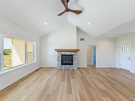 3rd image of 2878 Clivedon Rd