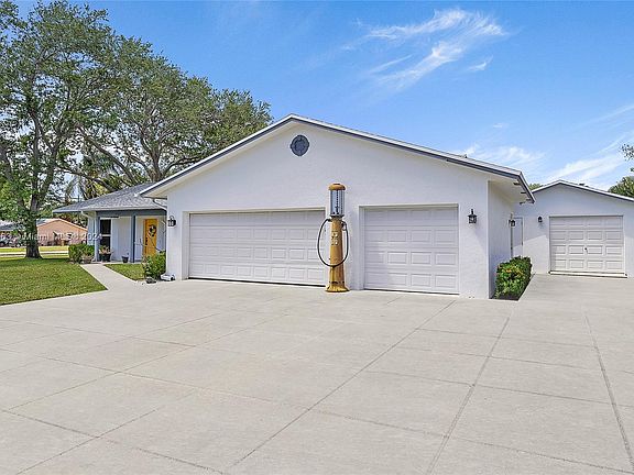 2nd image of 19182 SE Hillcrest Dr