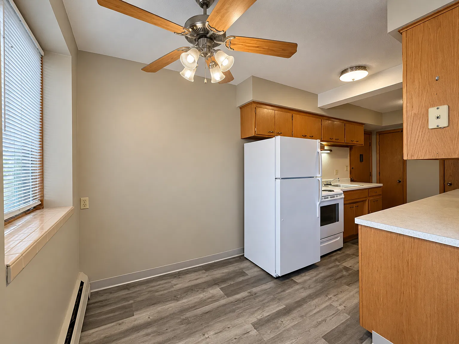 984 Van Buren Ave — Photo 3