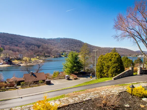 14 Lake Dr N, New Fairfield, CT 06812