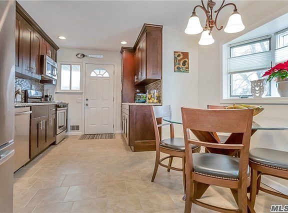 5th image of 18 Bayberry Dr