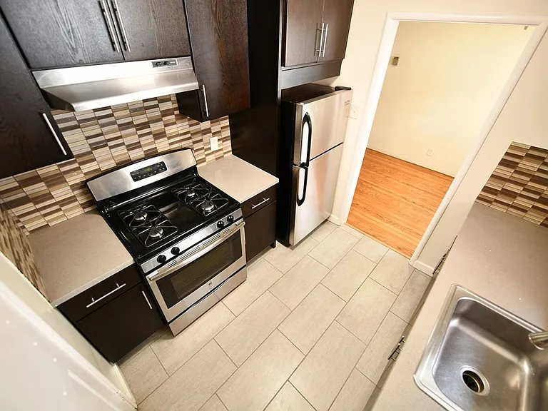 275 Macarthur Blvd — Photo 9