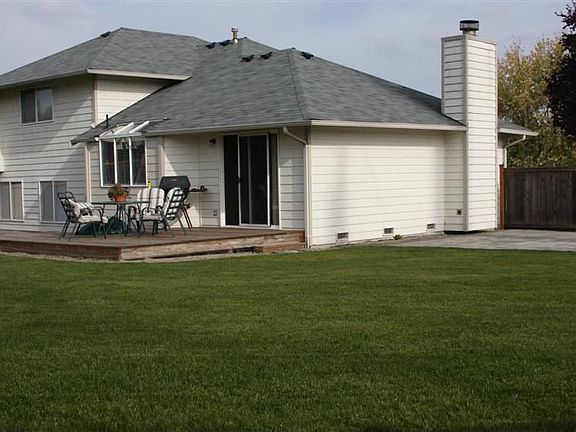 Huge Back yard w/ Patio