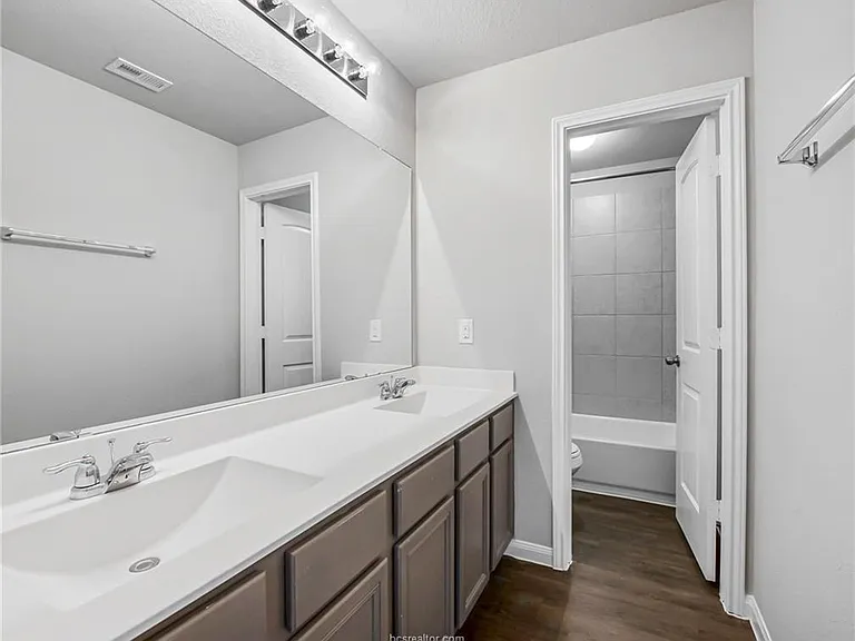 4717 Los Pines Way — Photo 6