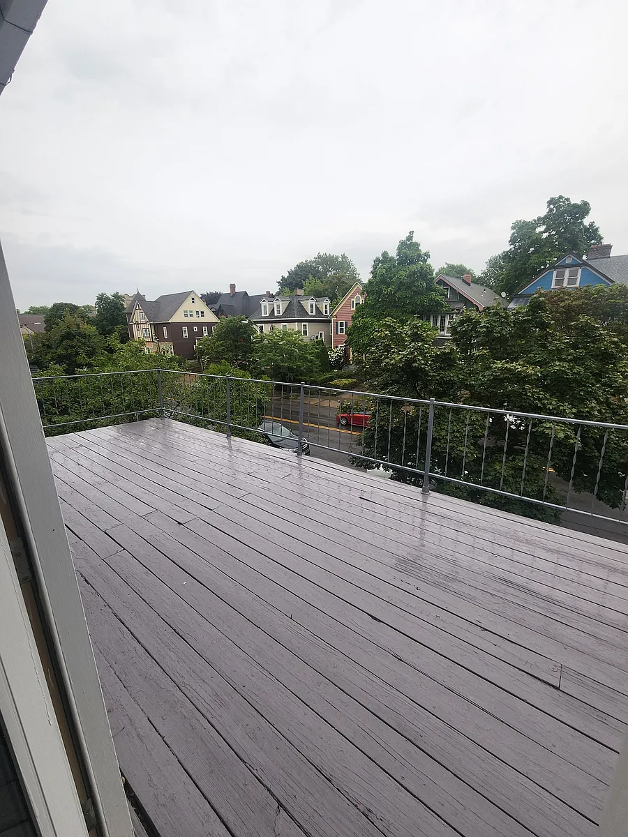 Building Photo - 642 Elmwood Ave #2
