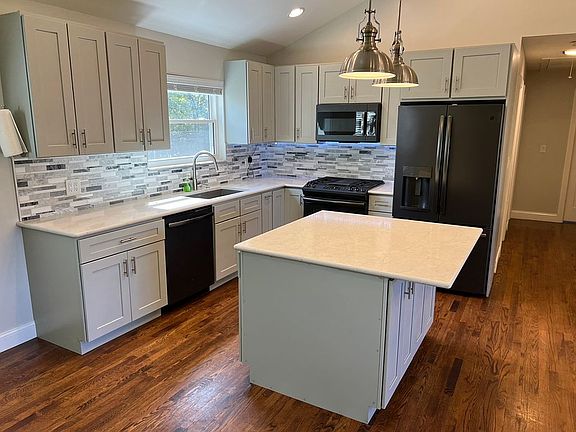 4th image of 6205 Beverly Dr