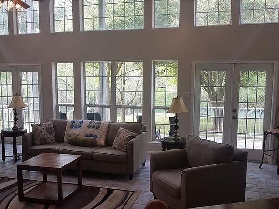 4th image of 828 Pecan St