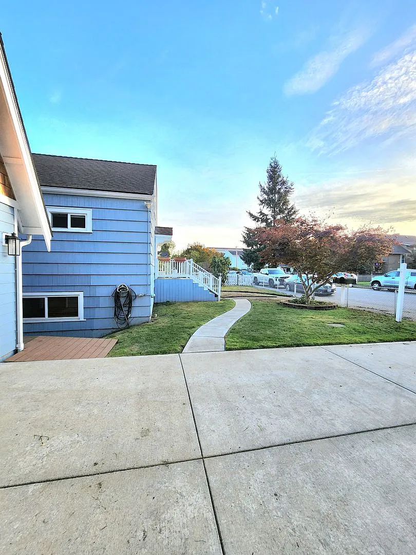 6 Bedroom Charmer — Photo 2